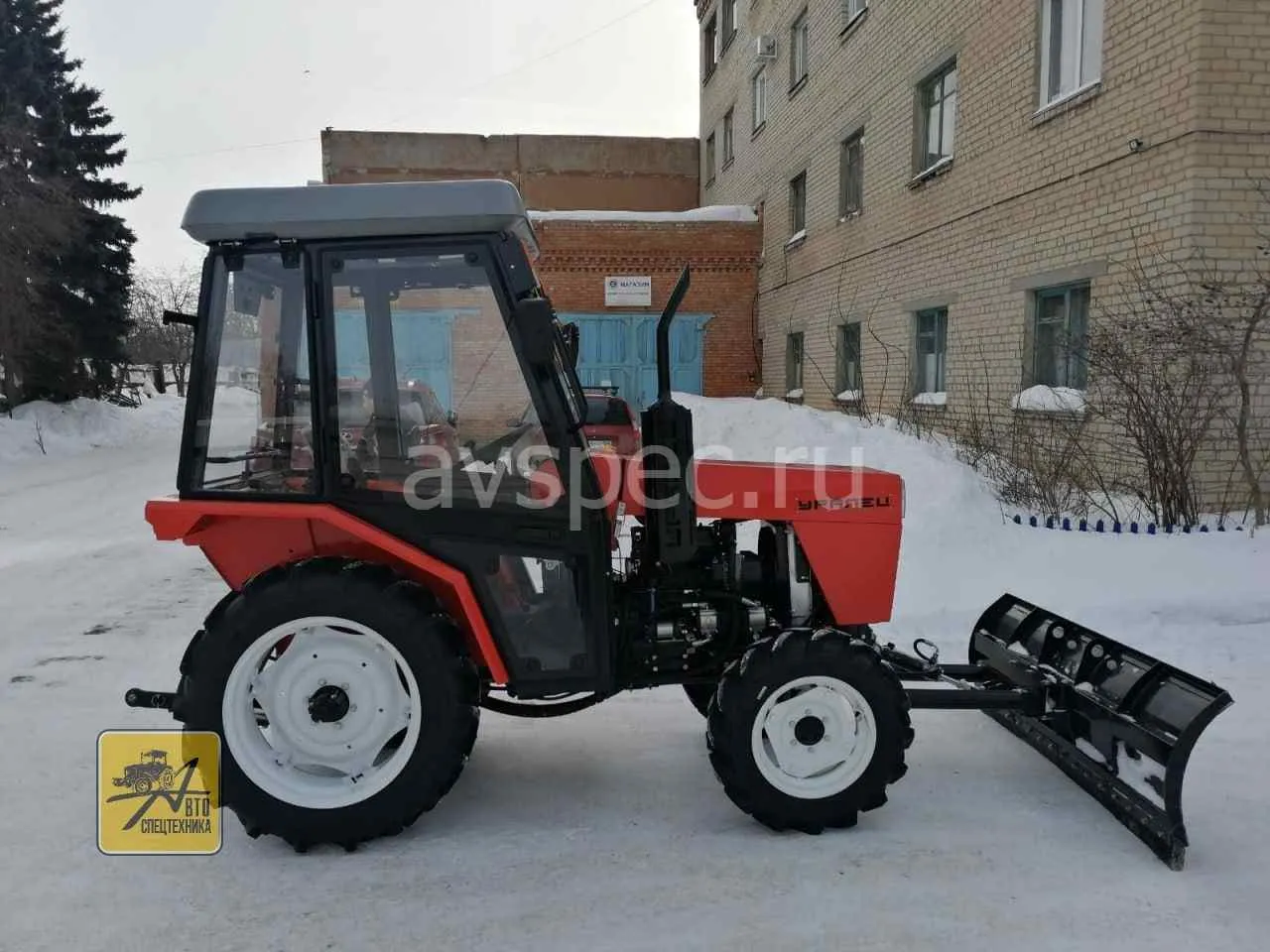 Минитрактор Уралец 254 с кабиной КПП с боку